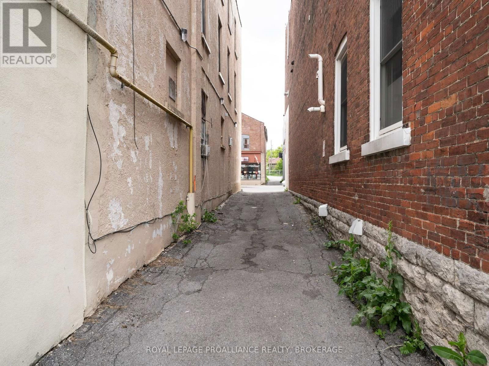 48 DUNDAS STREET EAST Image 25