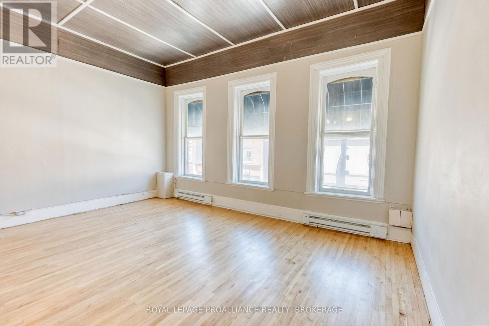 48 DUNDAS STREET EAST Image 4