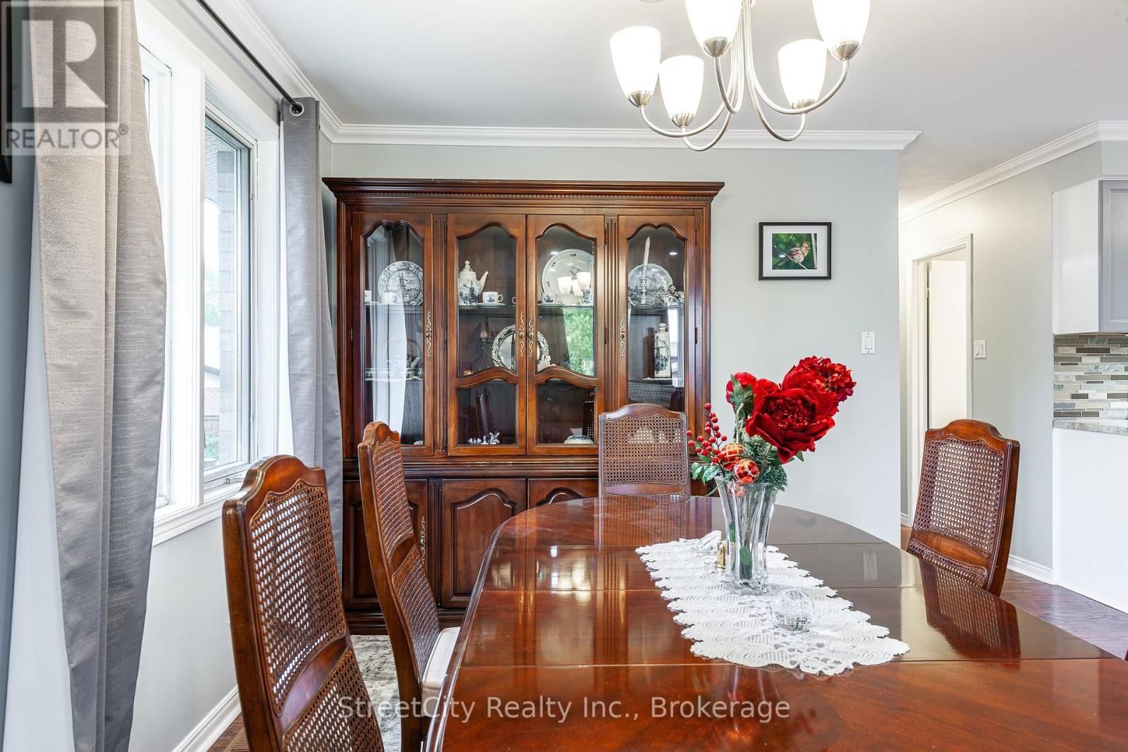 43 FREELAND DRIVE Image 12
