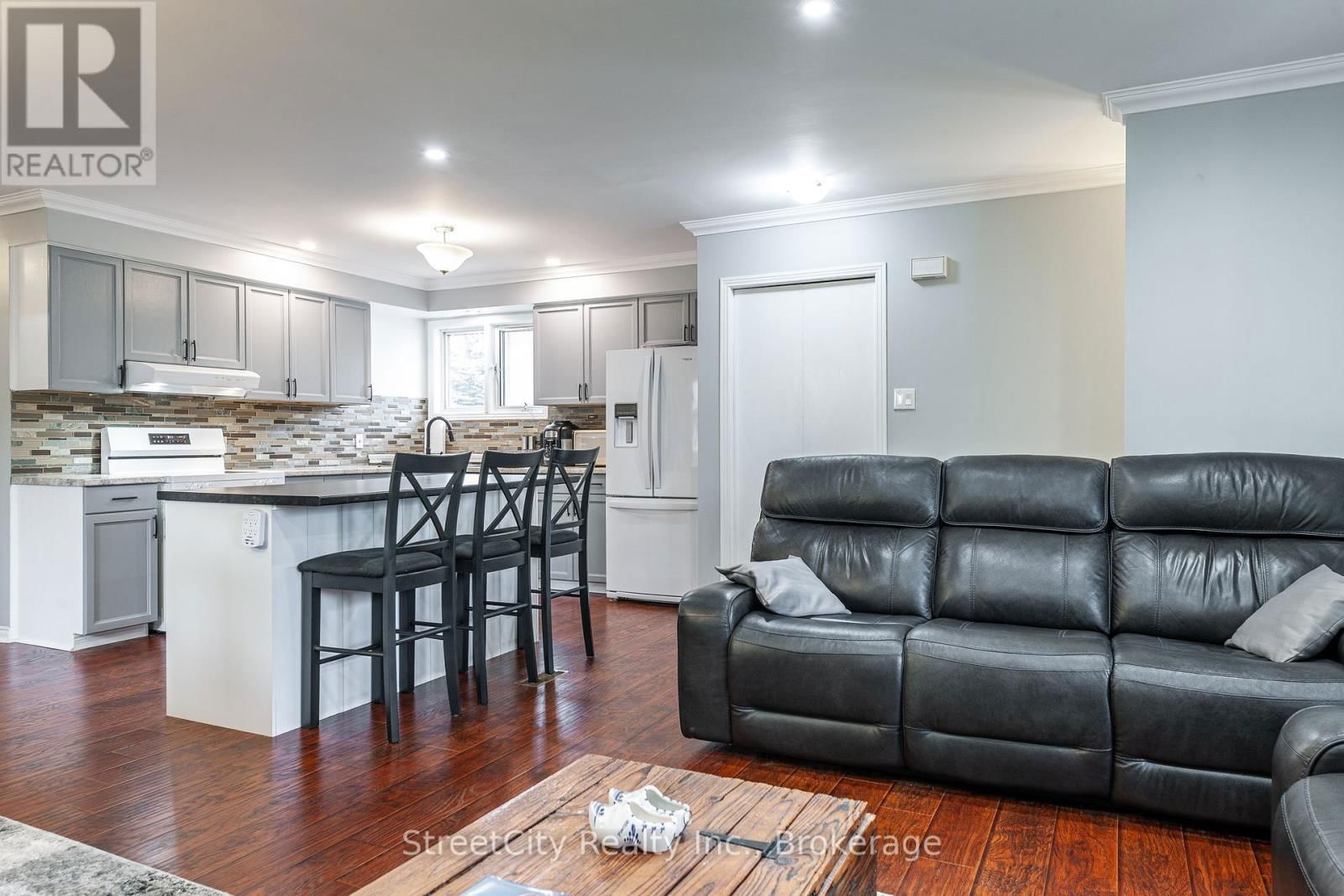 43 FREELAND DRIVE Image 16