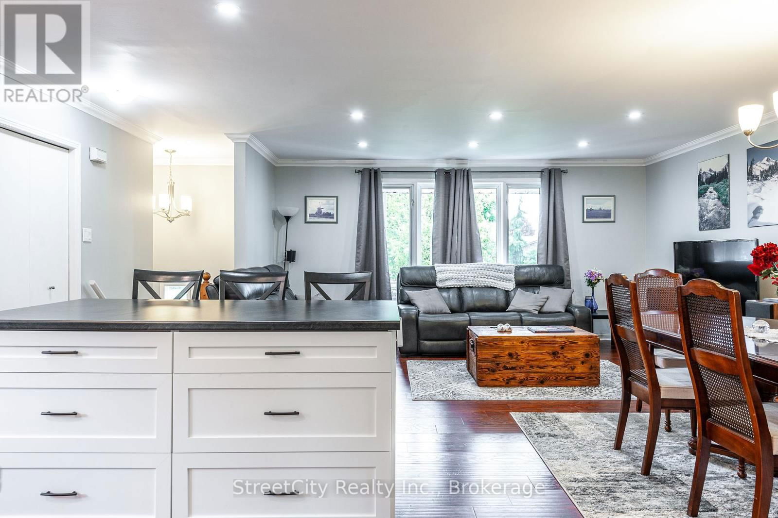 43 FREELAND DRIVE Image 17