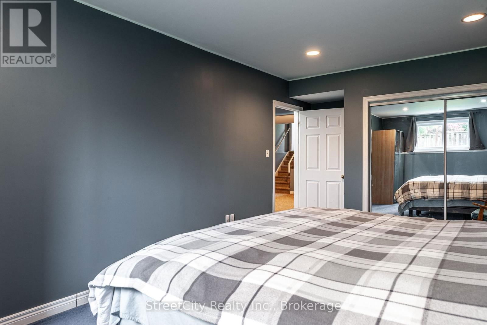 43 FREELAND DRIVE Image 34