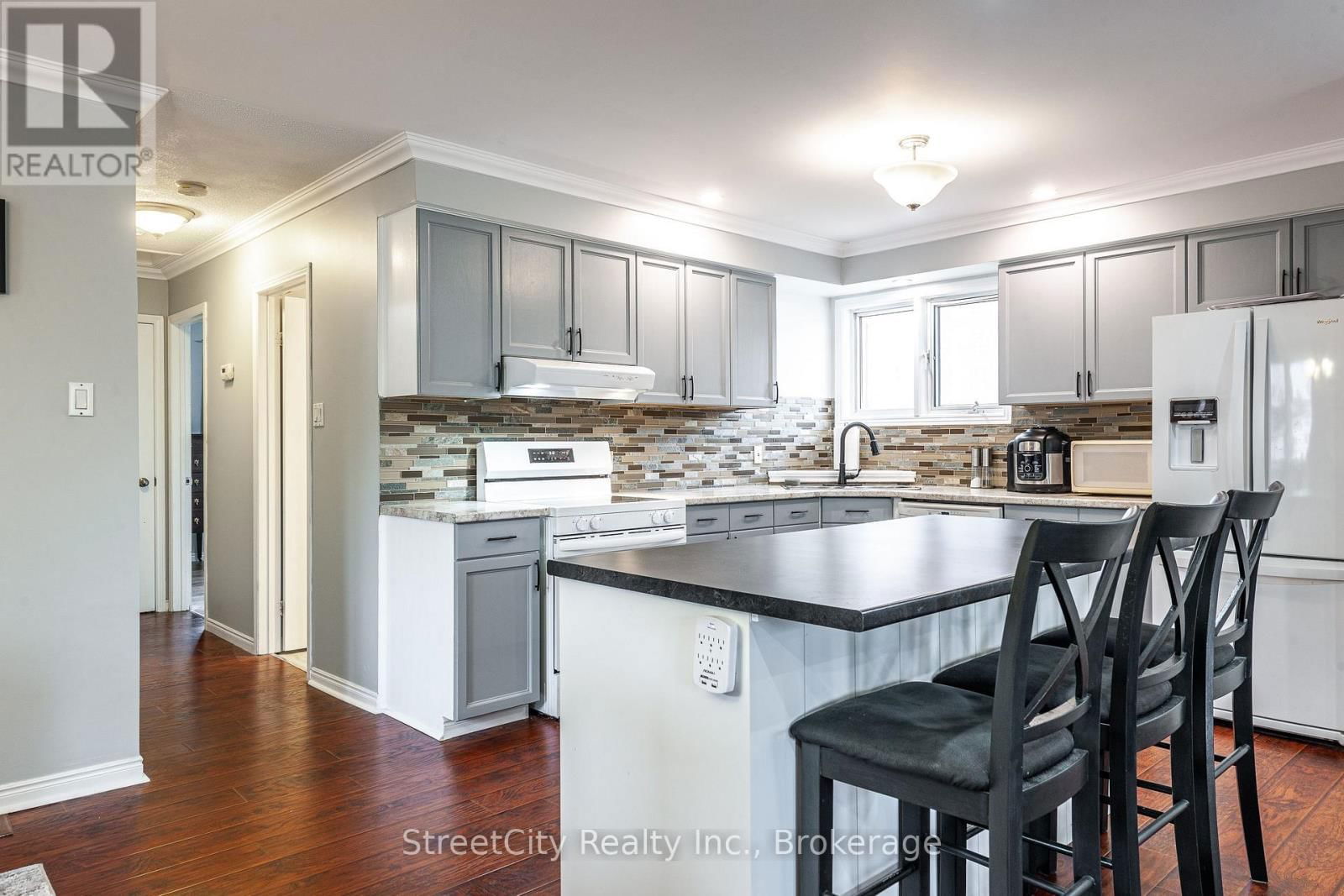 43 FREELAND DRIVE Image 9