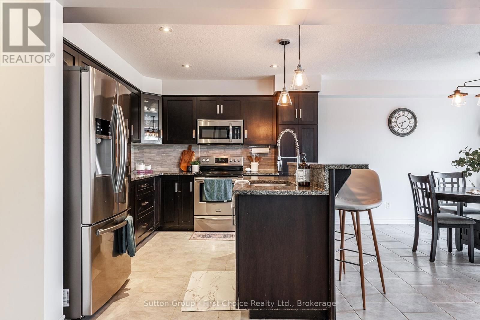 566 FORMAN AVENUE Image 15