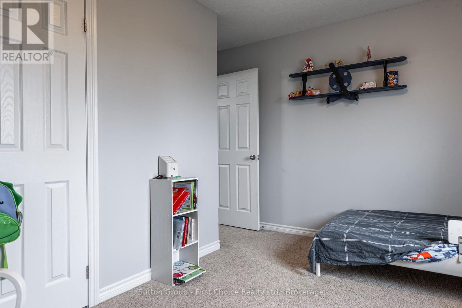 566 FORMAN AVENUE Image 28