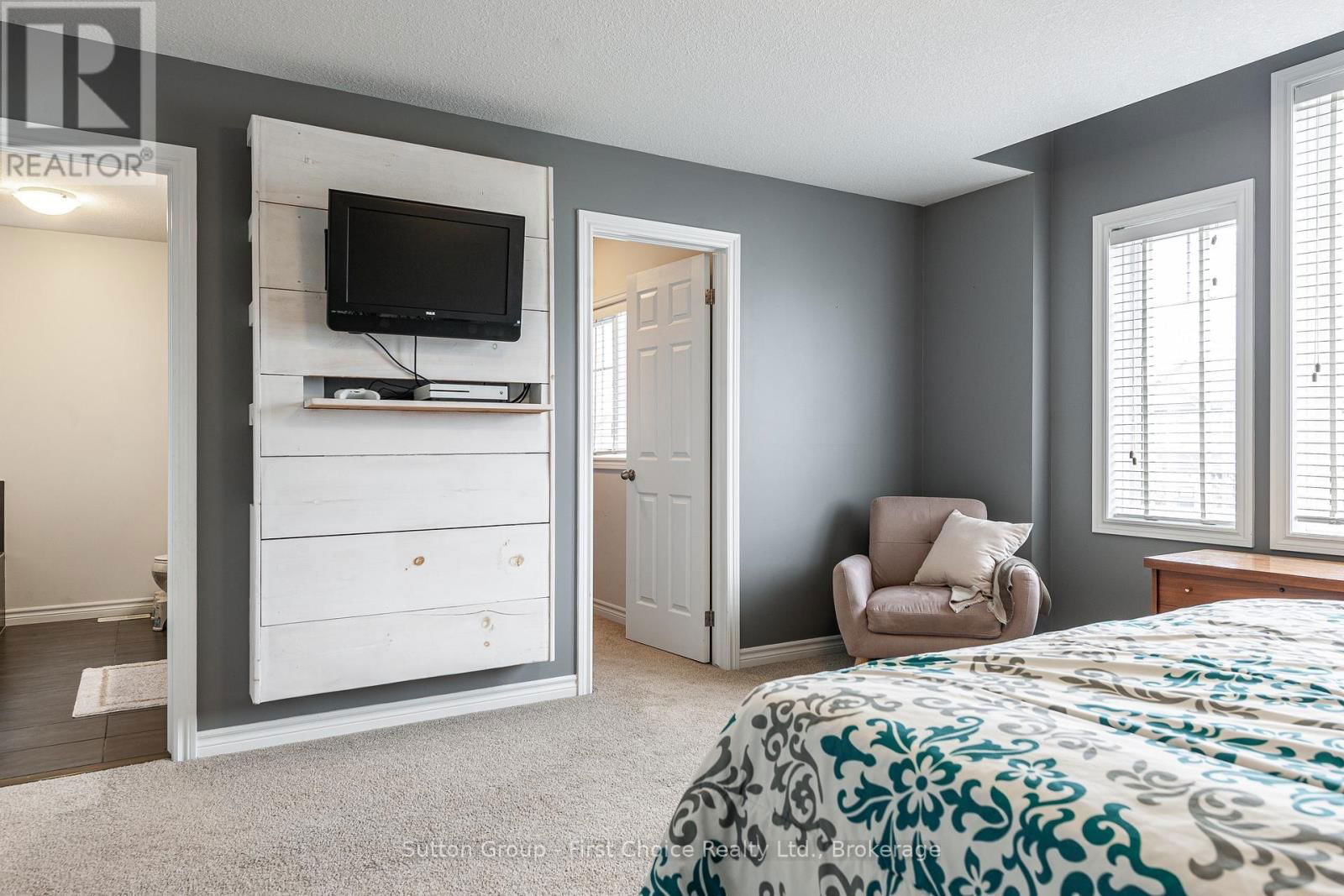 566 FORMAN AVENUE Image 35