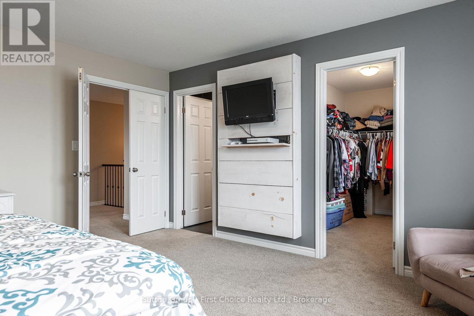 566 FORMAN AVENUE Image 36
