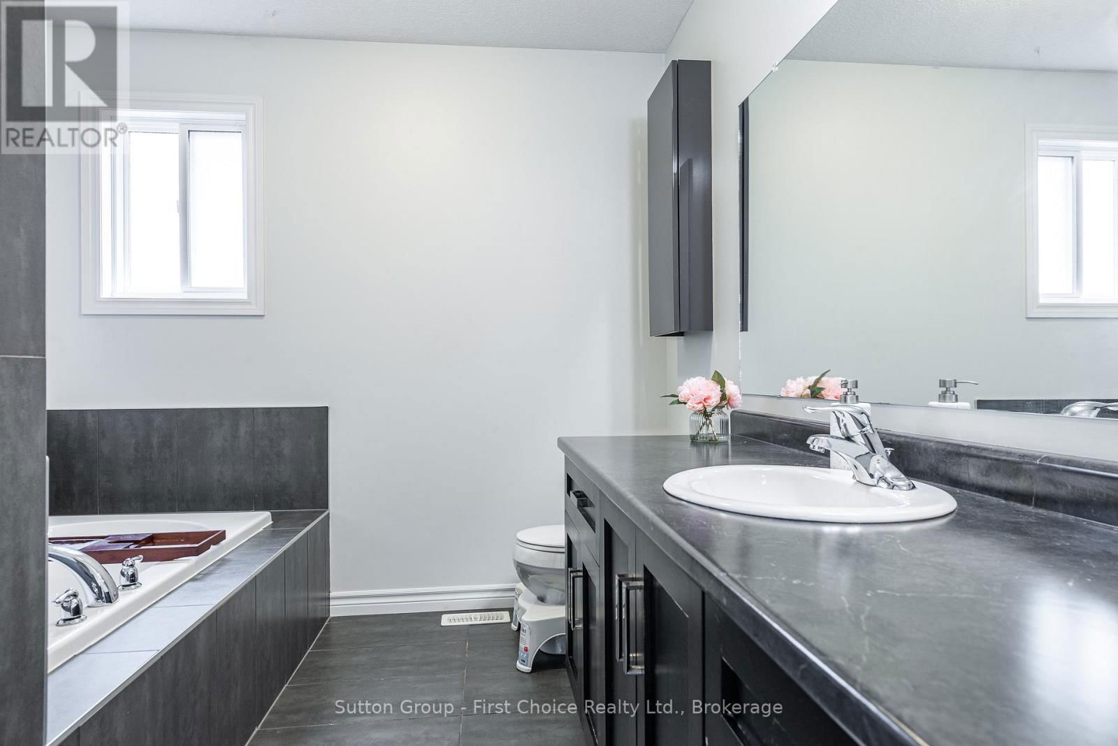 566 FORMAN AVENUE Image 38