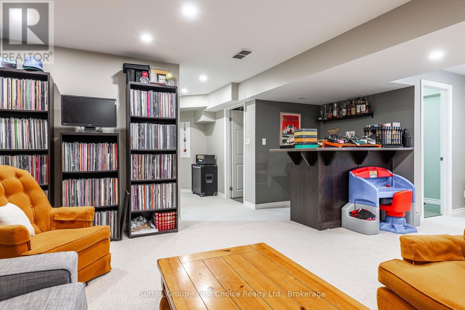566 FORMAN AVENUE Image 41