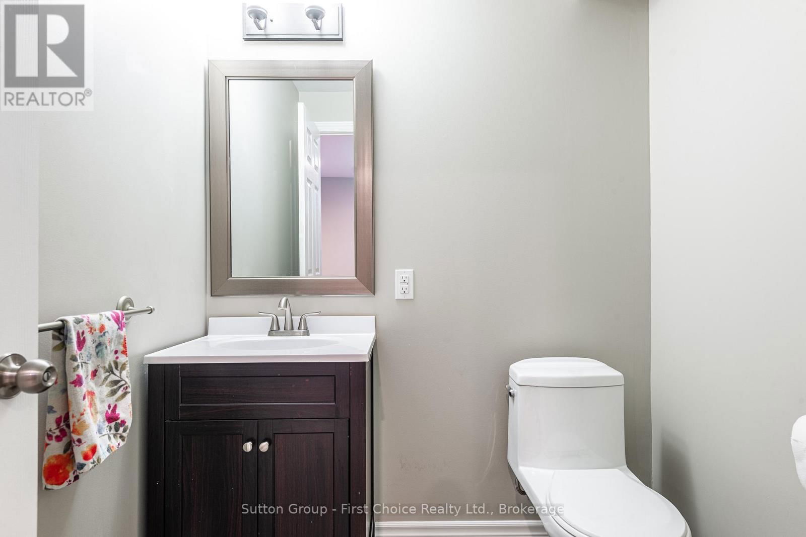 566 FORMAN AVENUE Image 42