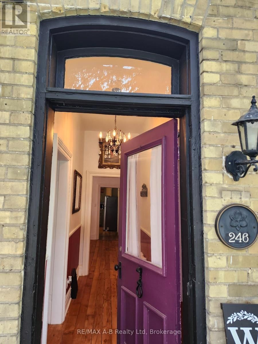 246 WELLINGTON STREET Image 30