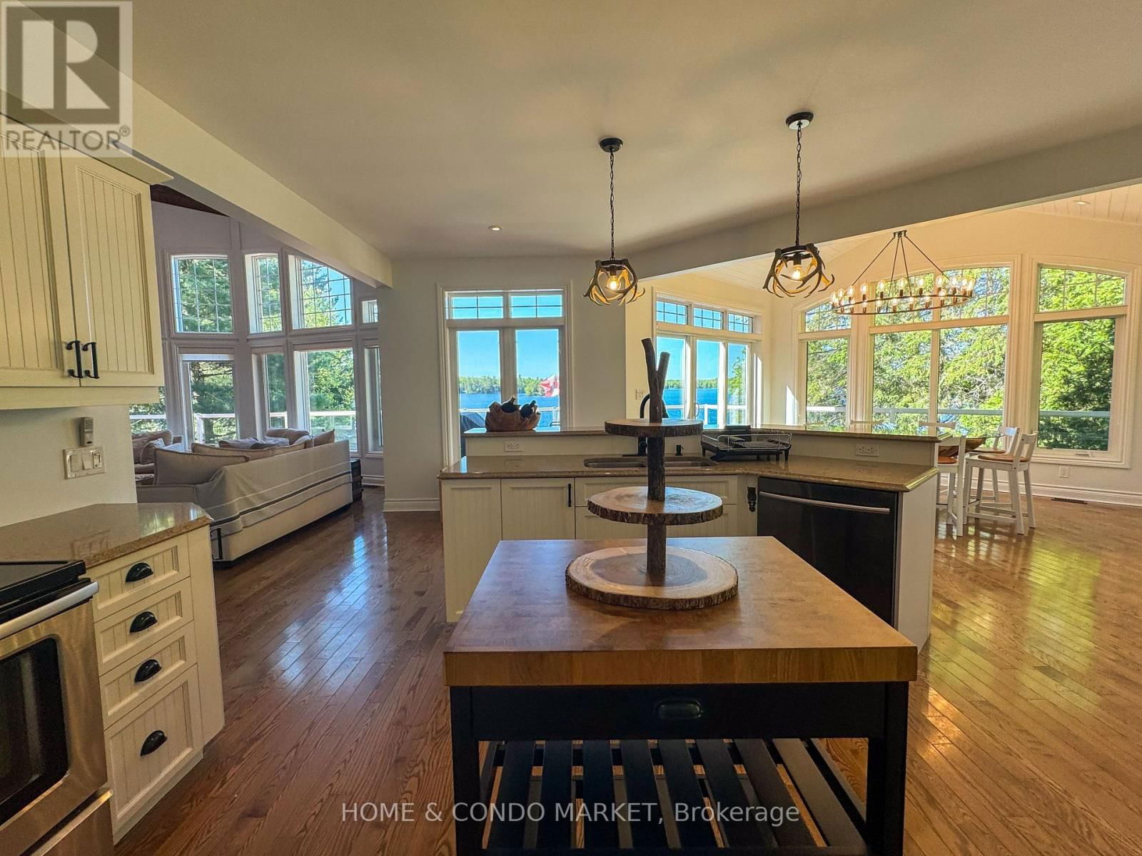 14 CHARLES AVENUE Image 11