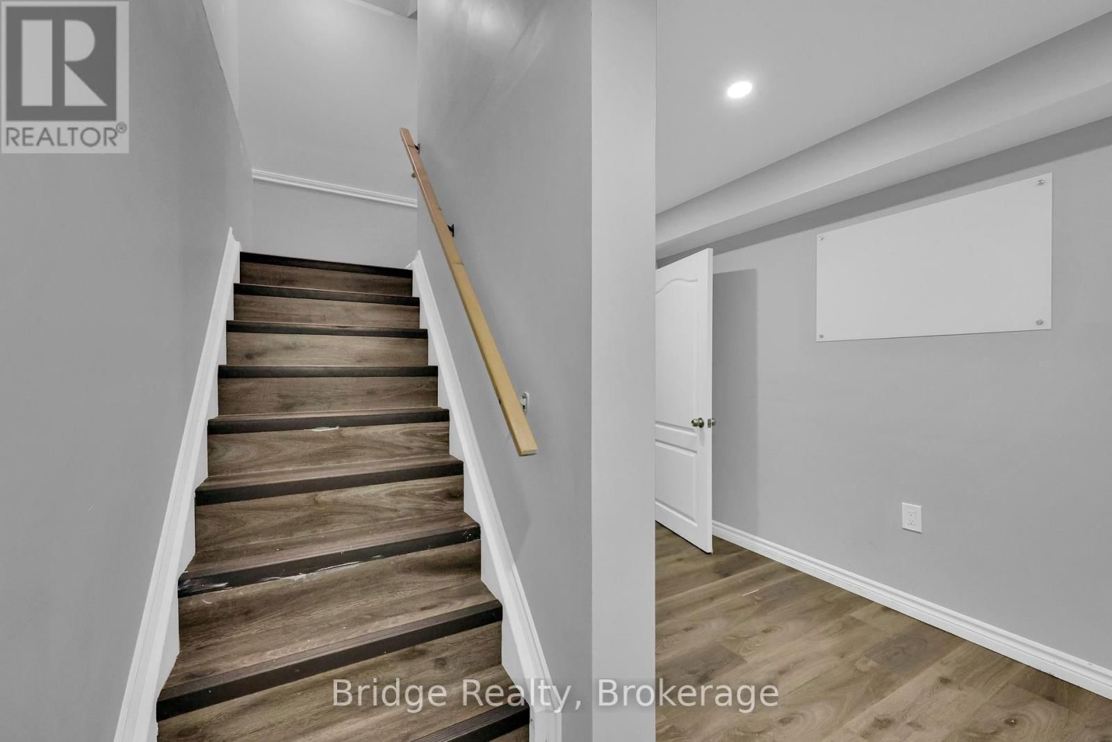 483 CHAMPLAIN AVENUE Image 33