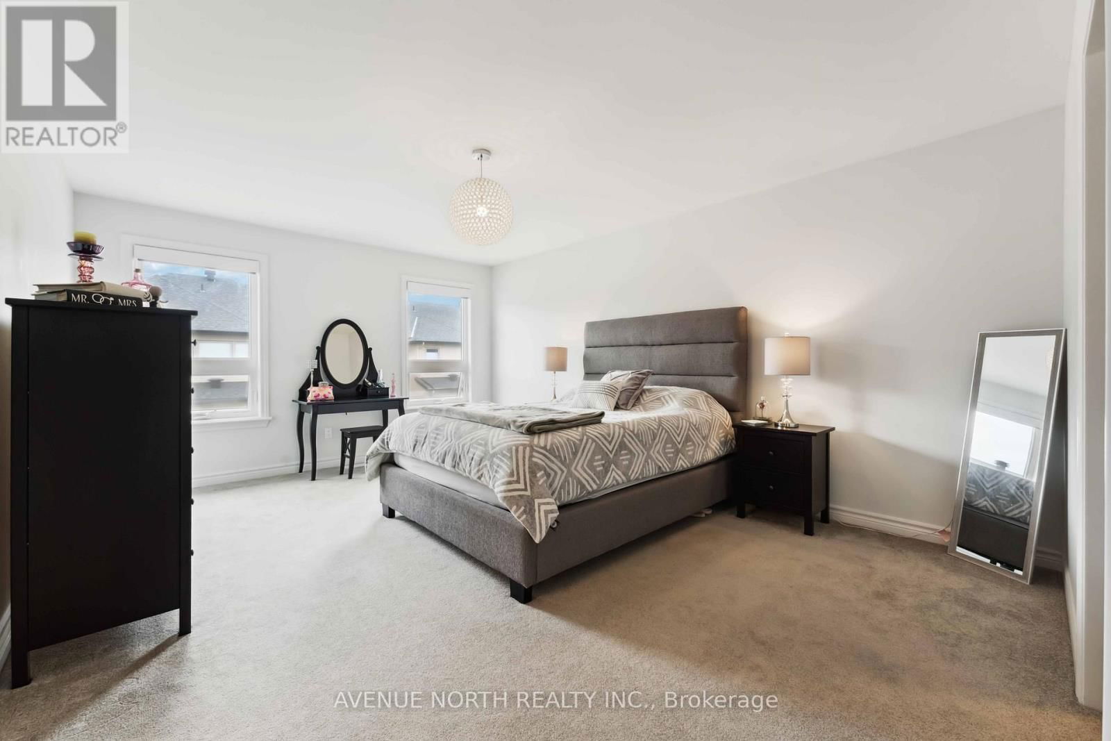 727 CAIRN CRESCENT Image 22
