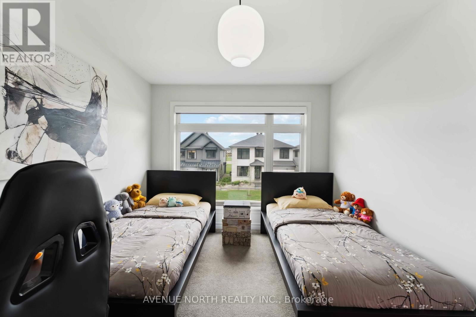 727 CAIRN CRESCENT Image 30