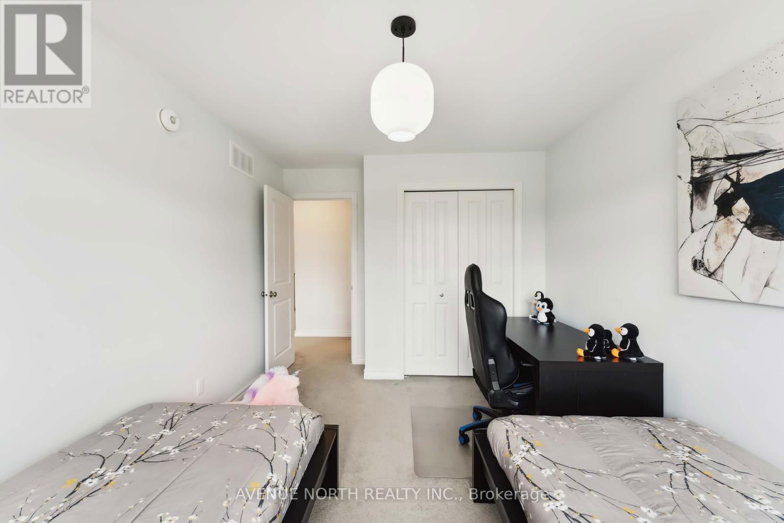 727 CAIRN CRESCENT Image 31