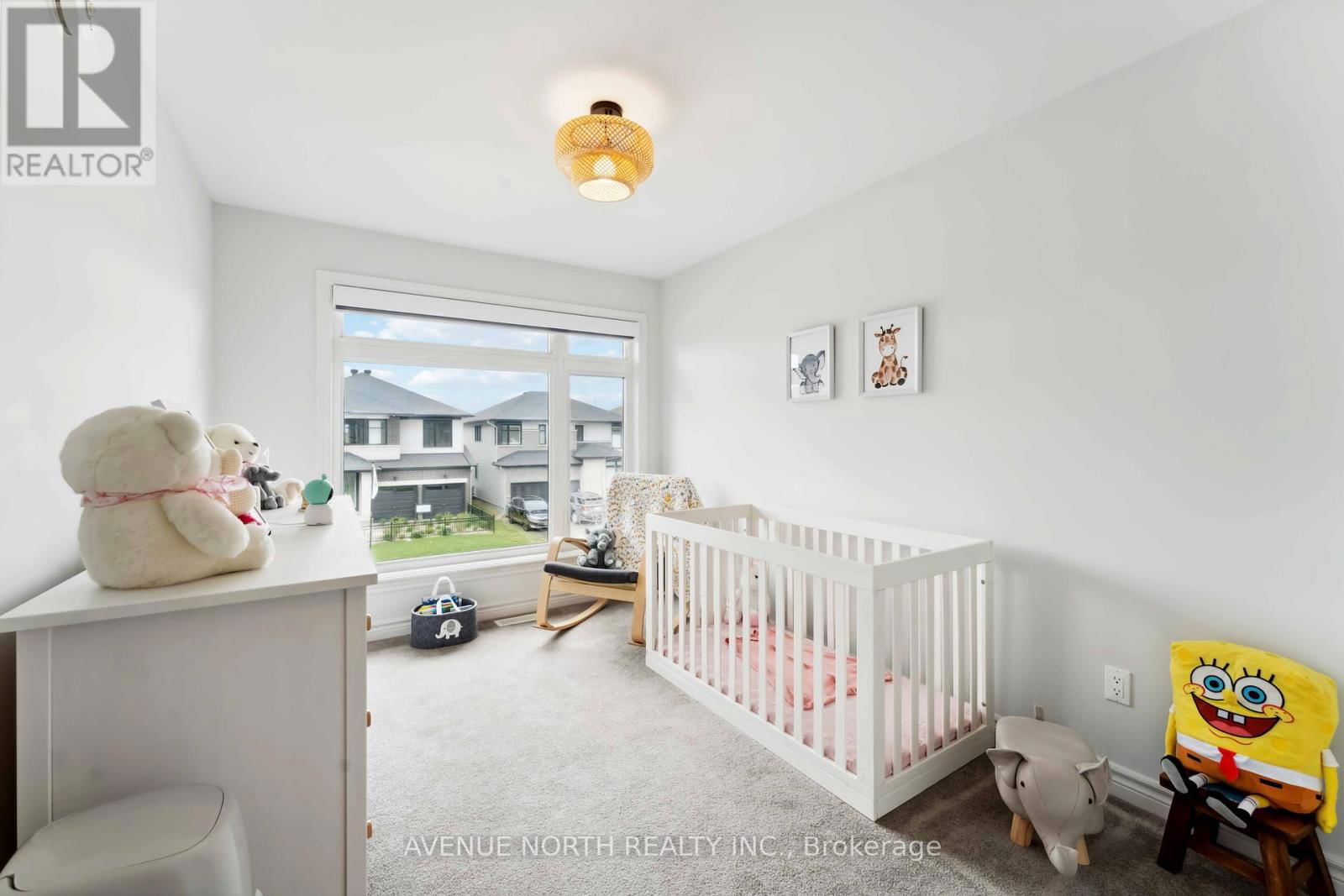 727 CAIRN CRESCENT Image 32
