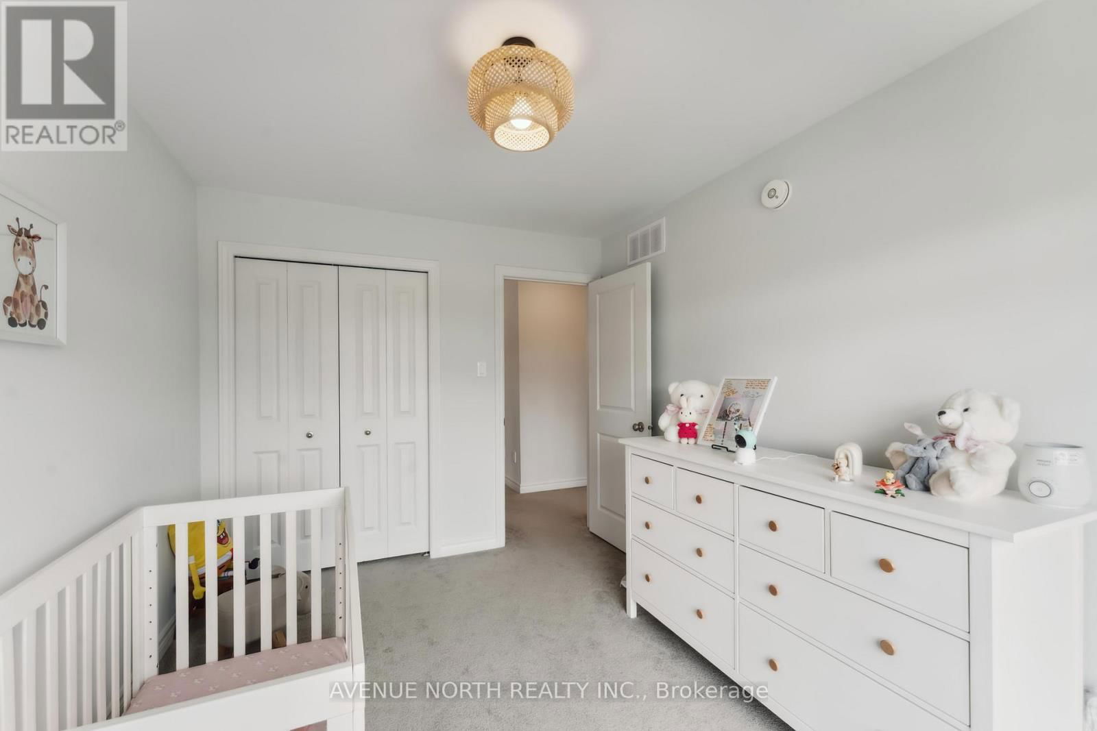 727 CAIRN CRESCENT Image 33