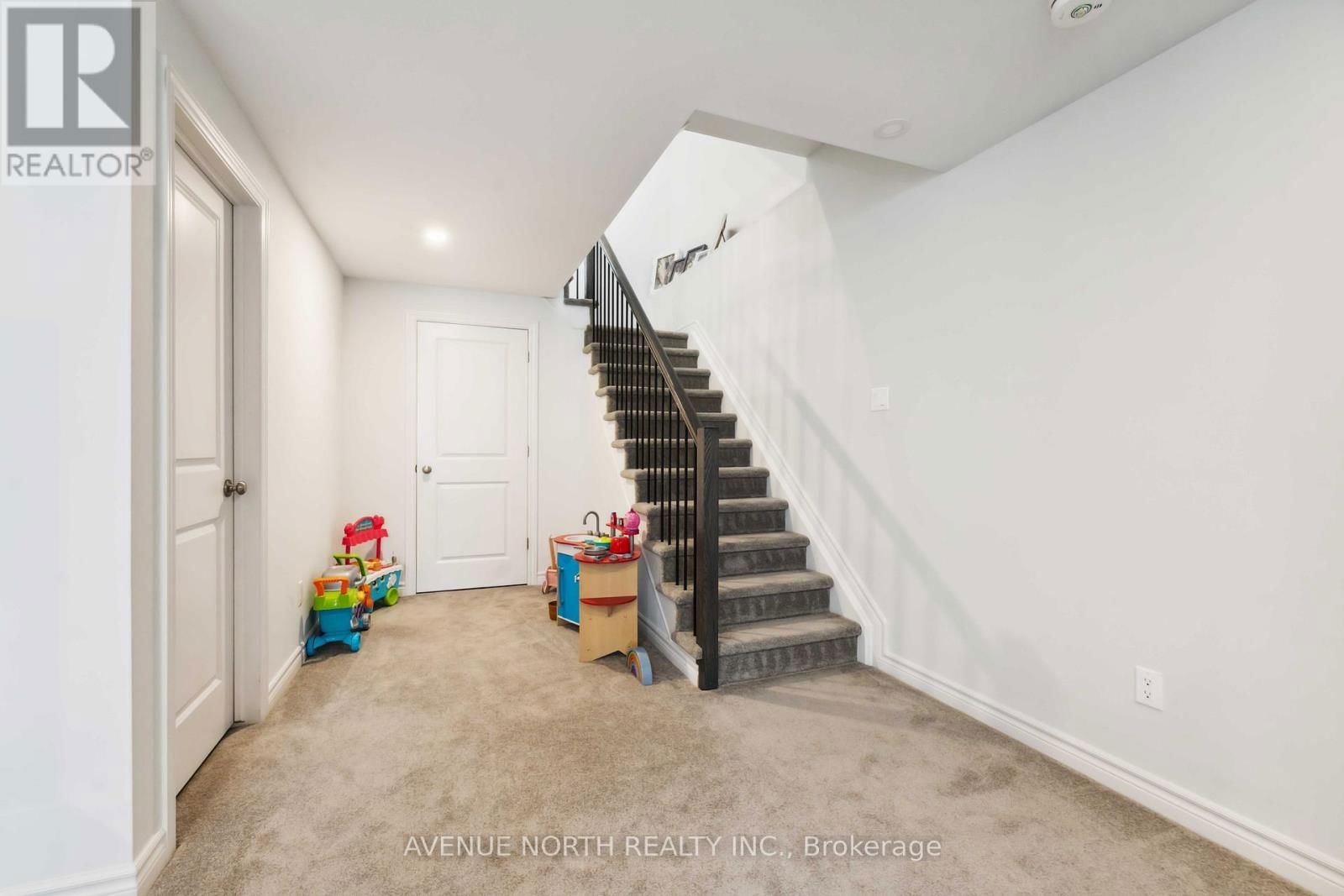 727 CAIRN CRESCENT Image 37