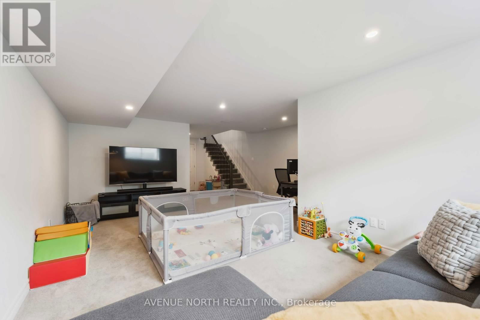 727 CAIRN CRESCENT Image 42
