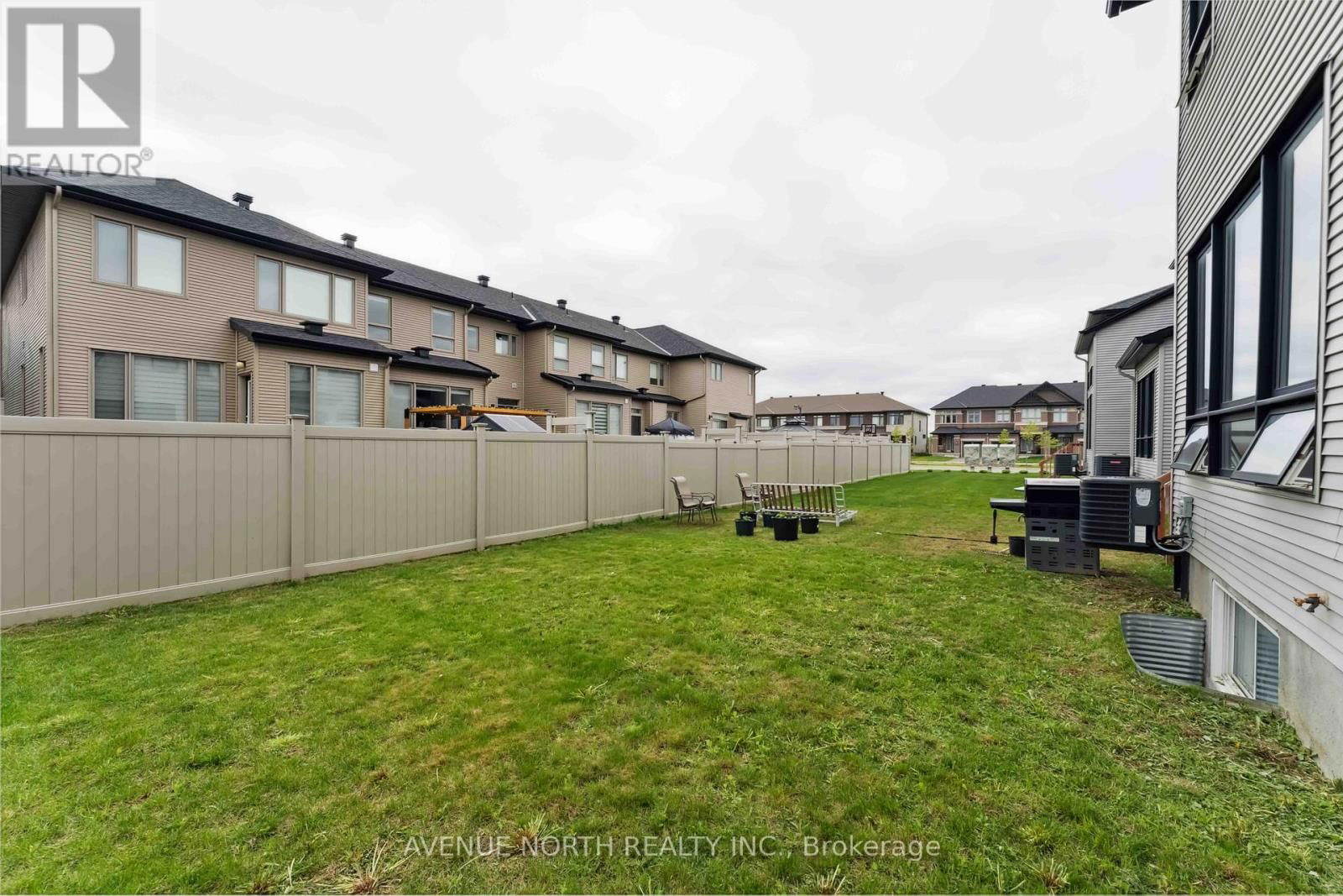 727 CAIRN CRESCENT Image 46