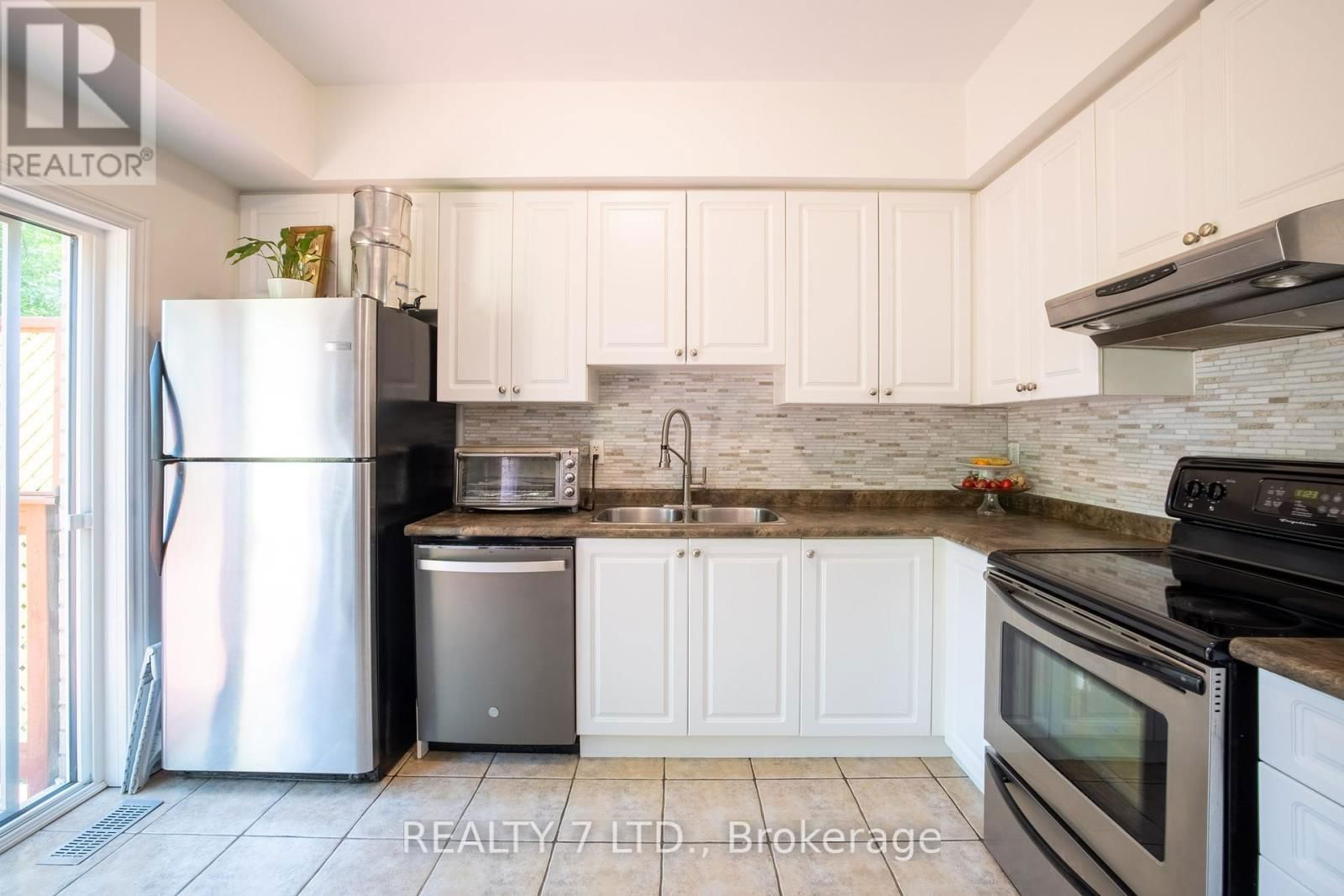 14 CHLOE STREET Image 16