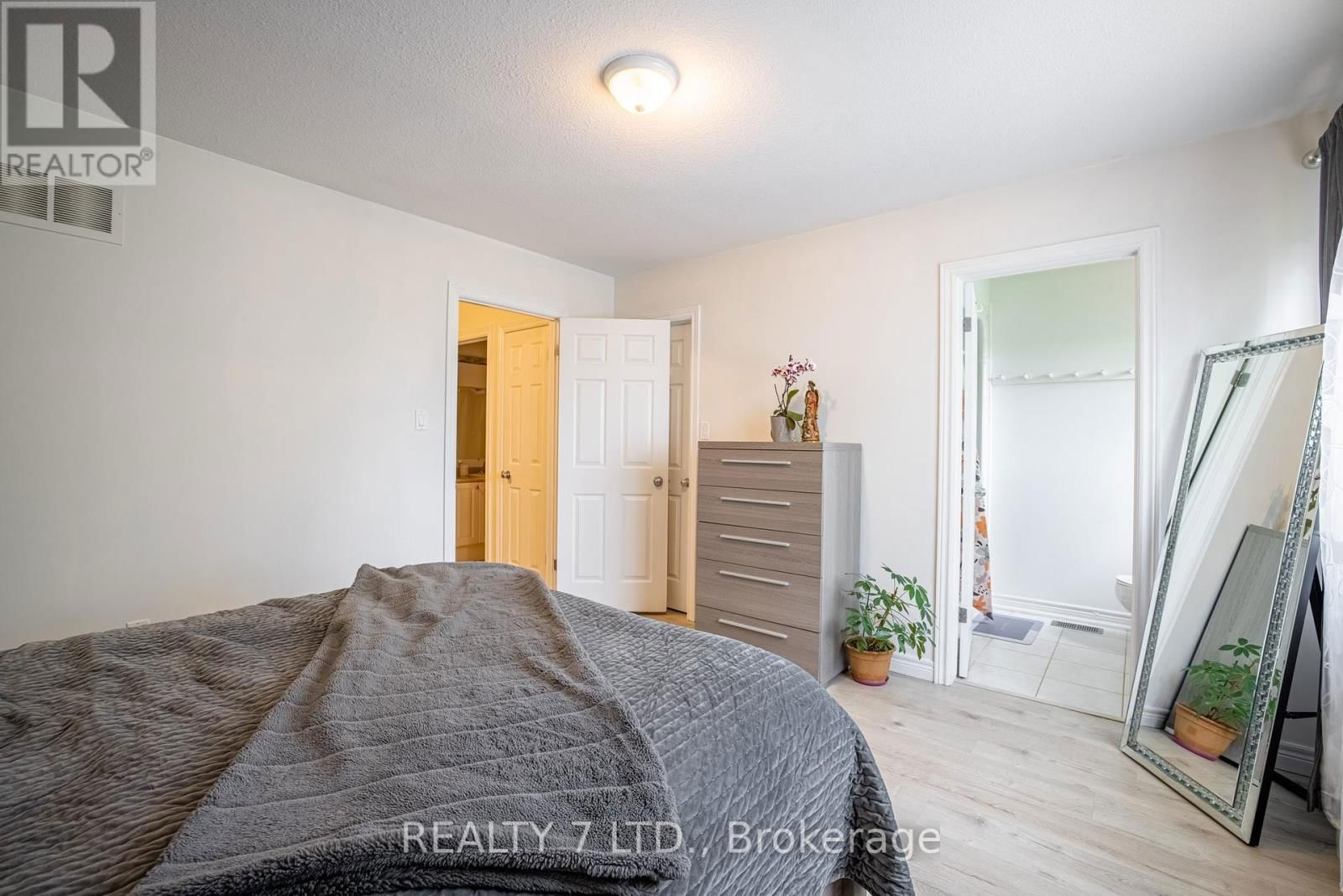 14 CHLOE STREET Image 23