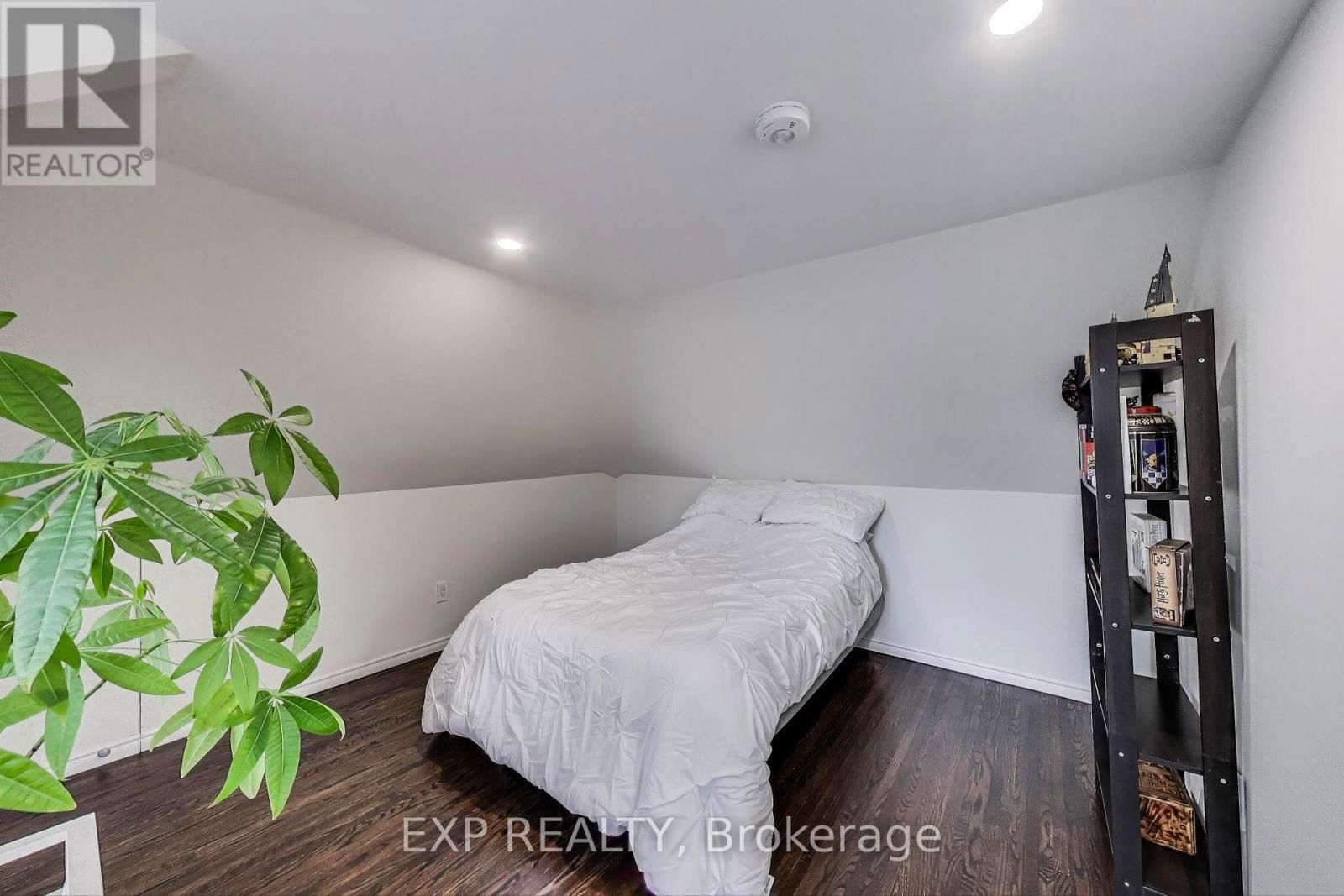 71 HUXLEY AVENUE SOUTH Image 22