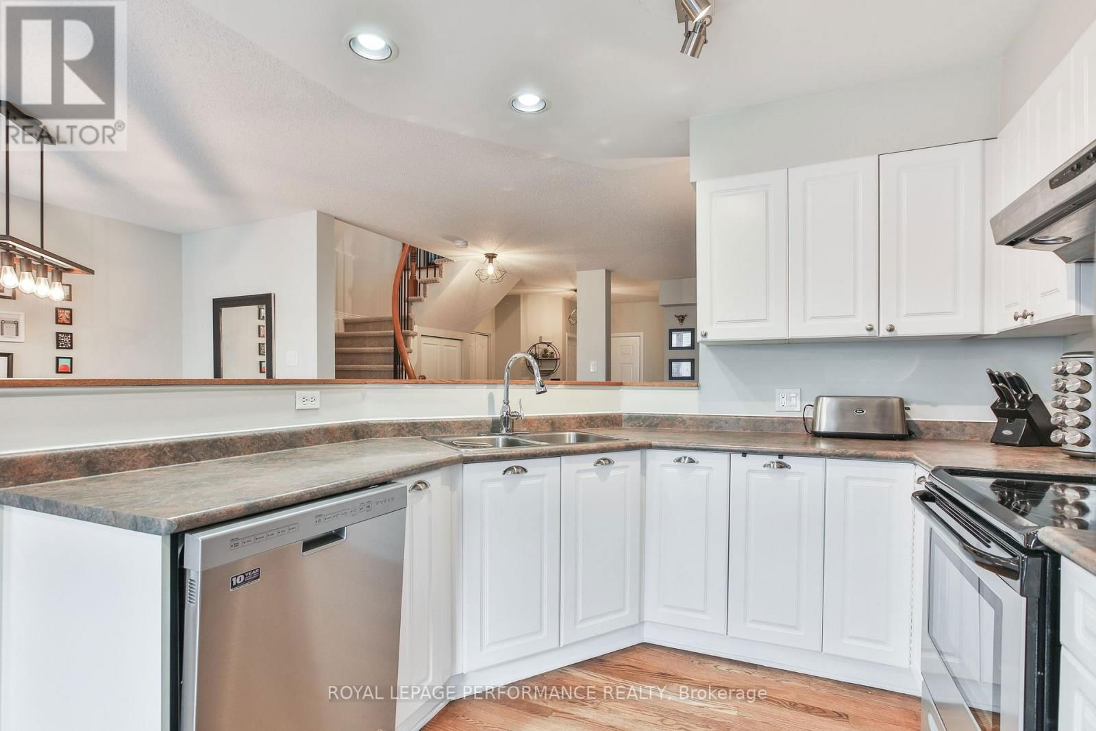 13 COLLEGE CIRCLE Image 12