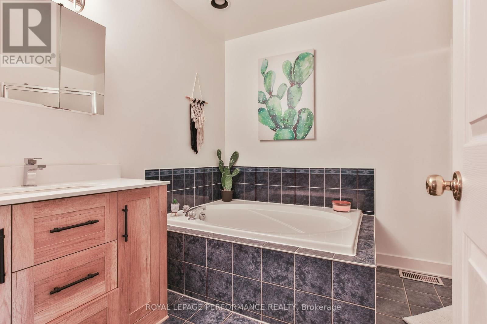13 COLLEGE CIRCLE Image 18