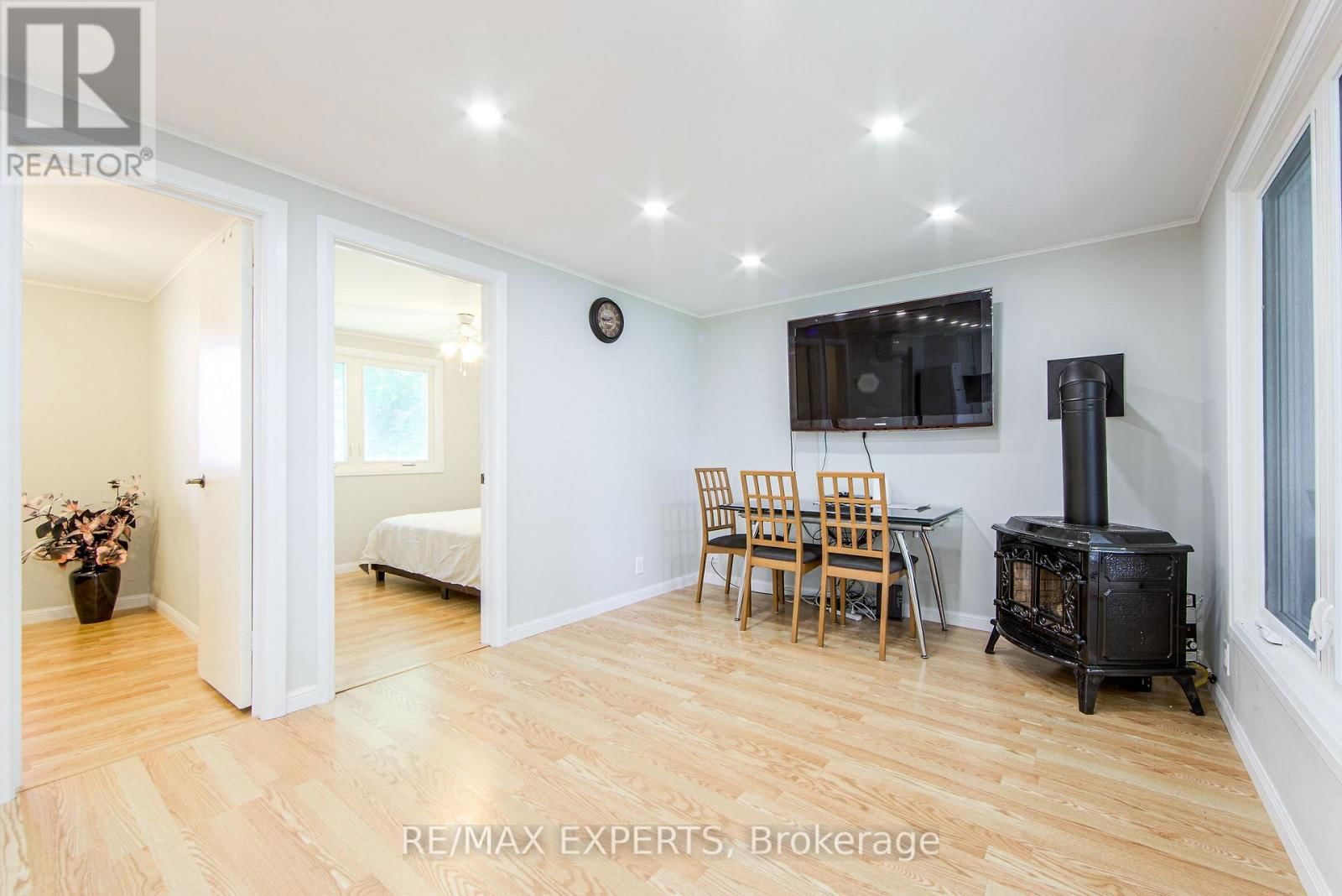 24 RIVERSIDE DRIVE Image 20