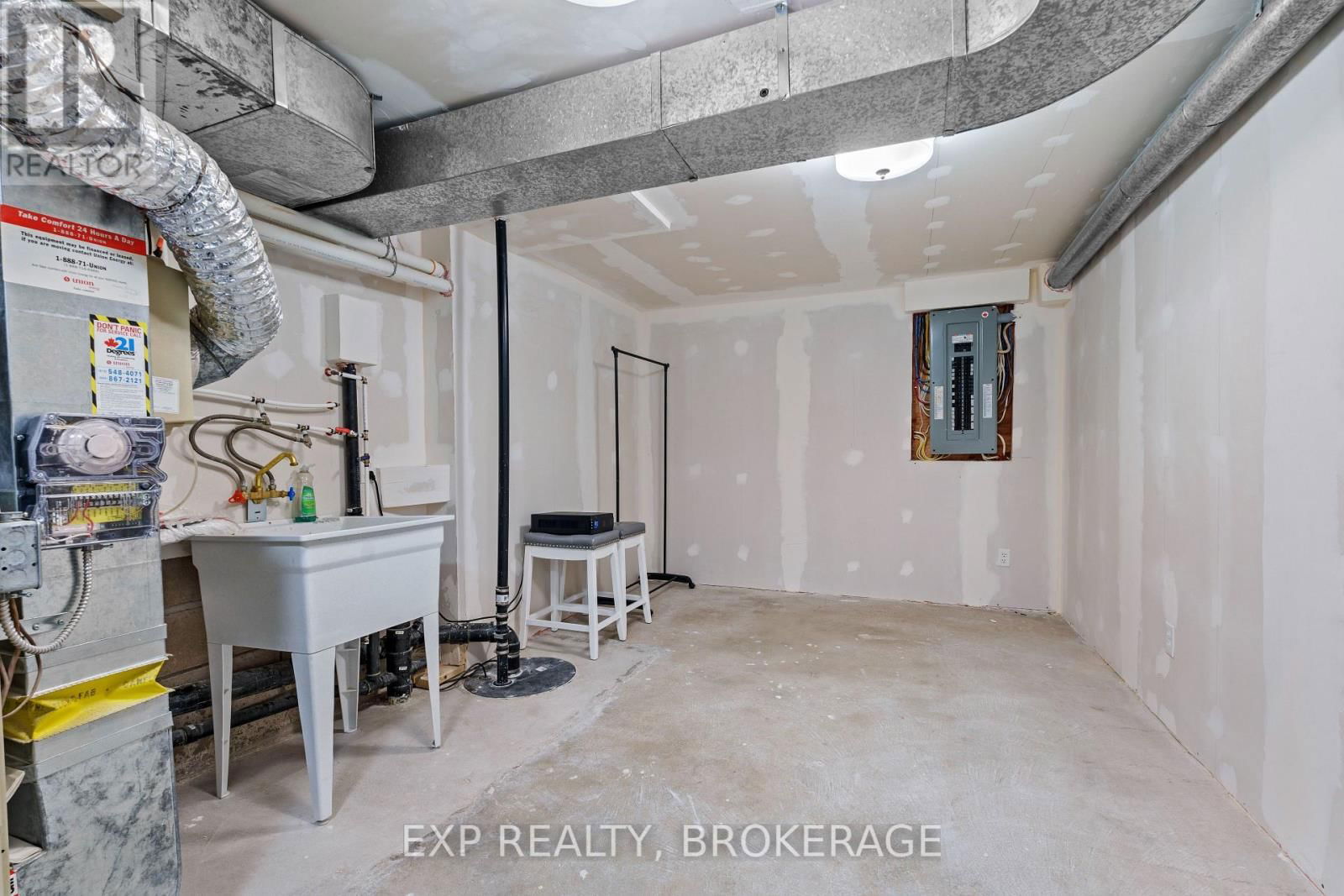 15 WINDFIELD CRESCENT Image 24