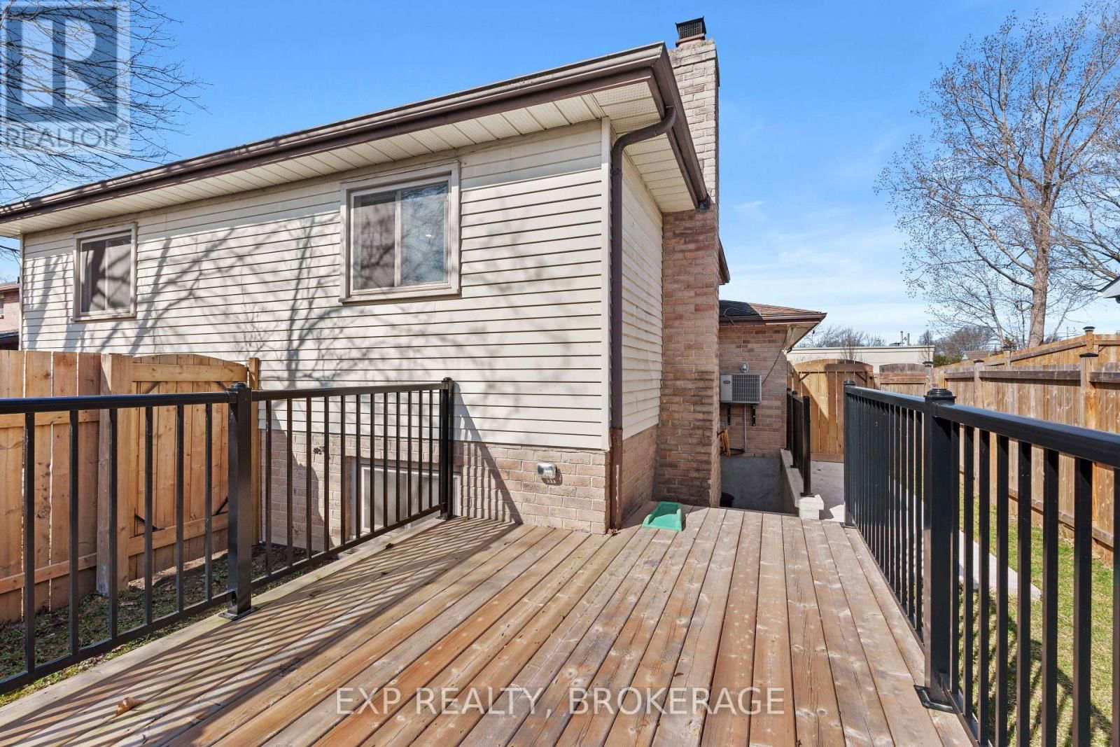 15 WINDFIELD CRESCENT Image 32