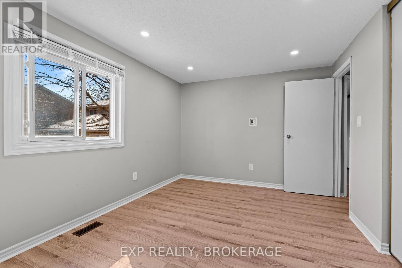 15 WINDFIELD CRESCENT Image 42