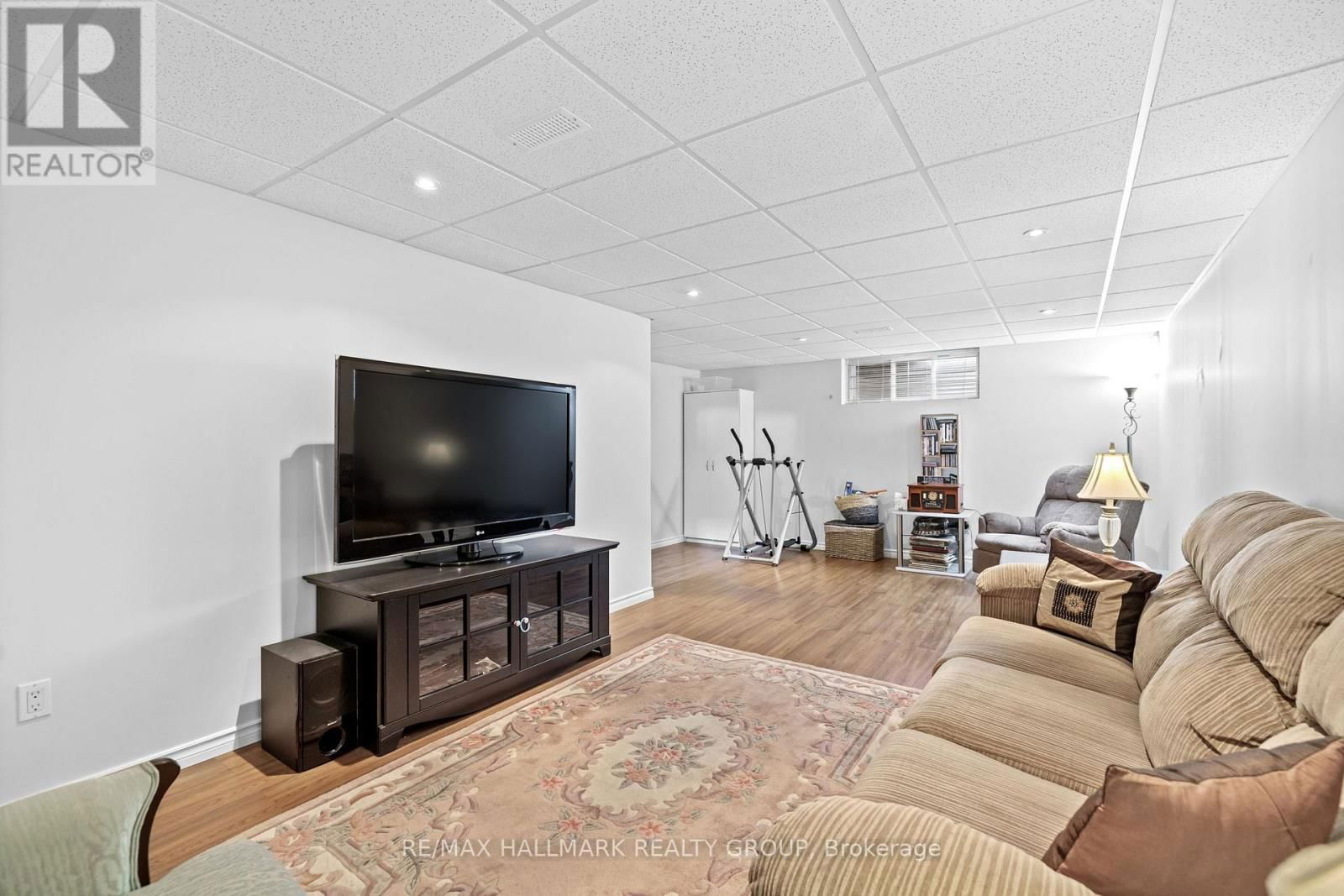 914 EASTBORO AVENUE Image 35