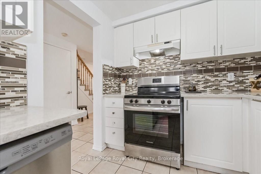 22 ROBERTSON STREET Image 16