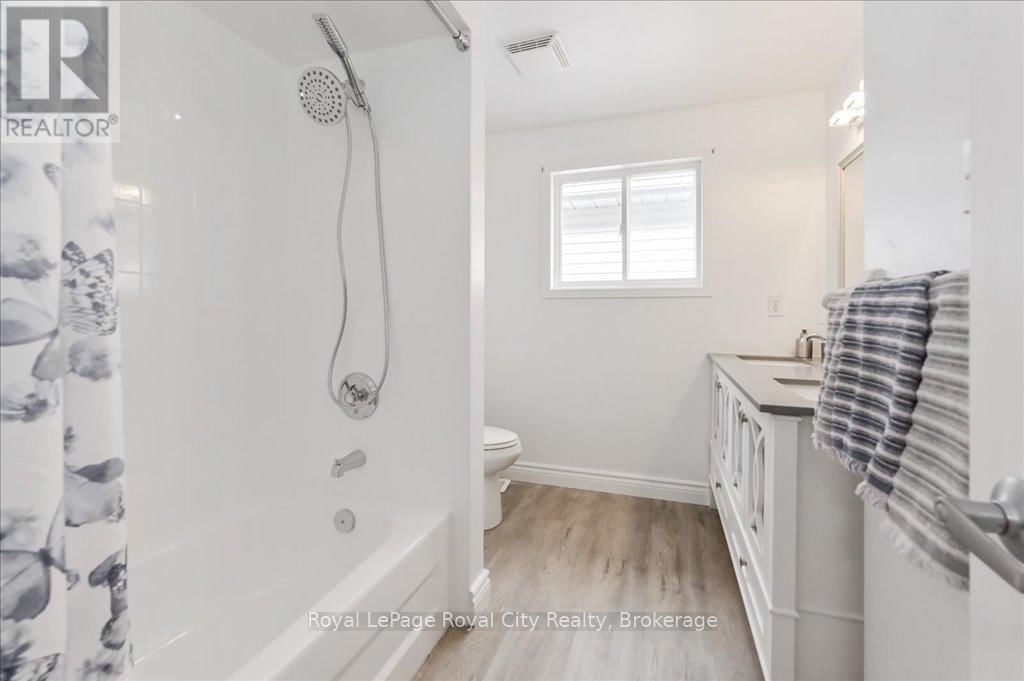 22 ROBERTSON STREET Image 26