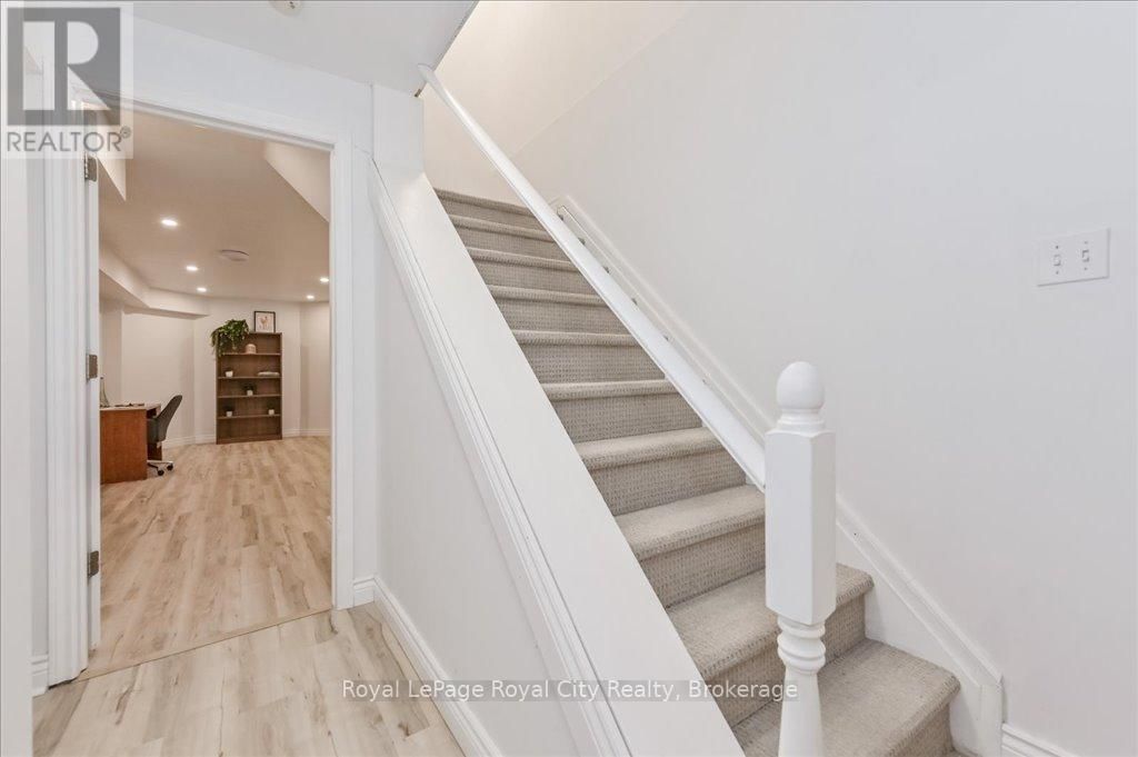 22 ROBERTSON STREET Image 30
