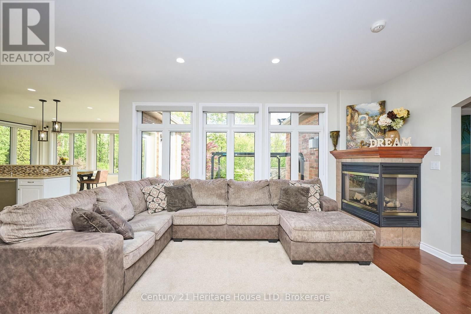 559 KENSINGTON COURT Image 13