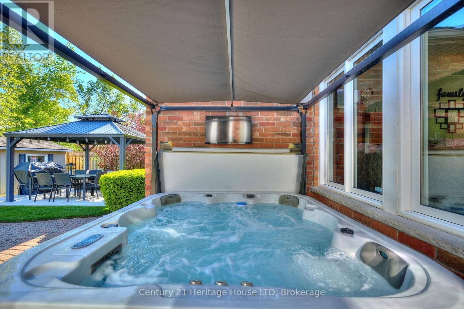 559 KENSINGTON COURT Image 32