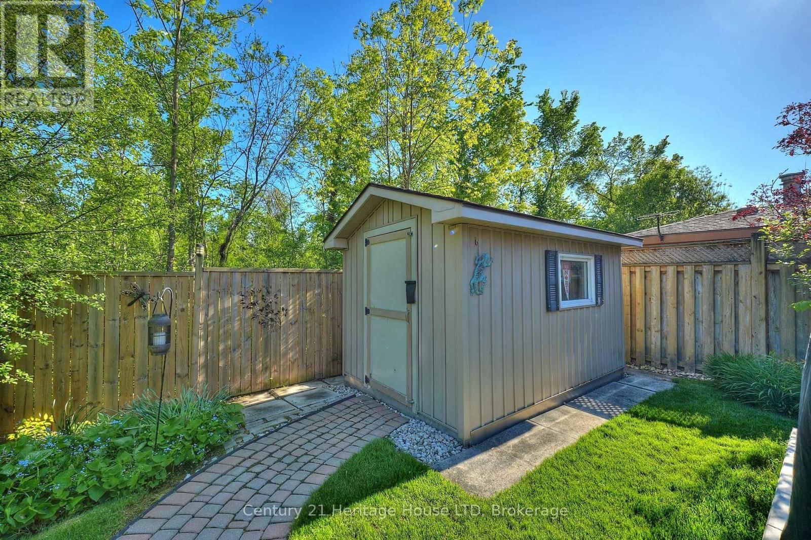 559 KENSINGTON COURT Image 33