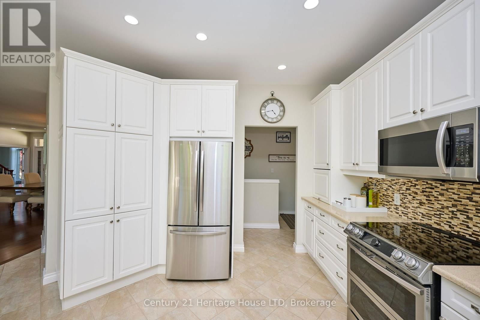 559 KENSINGTON COURT Image 8