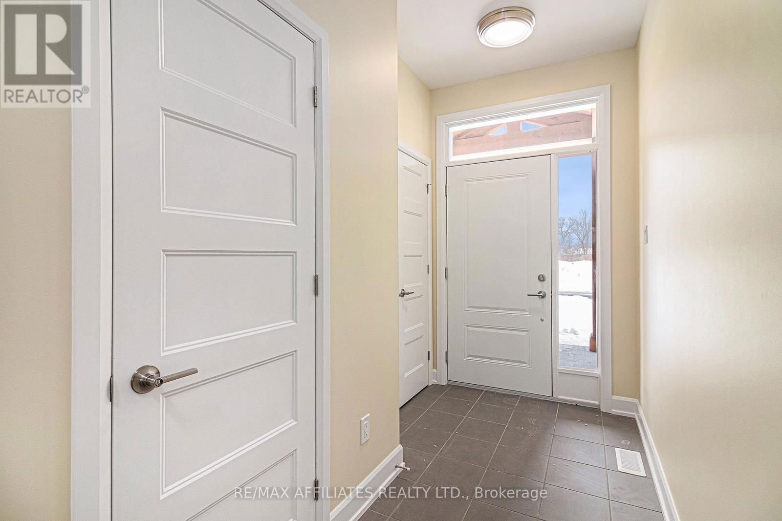 363 VOYAGEUR PLACE Image 3