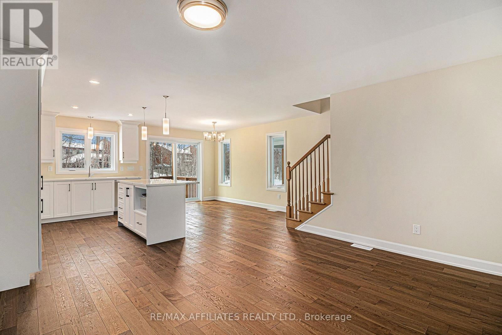 363 VOYAGEUR PLACE Image 4