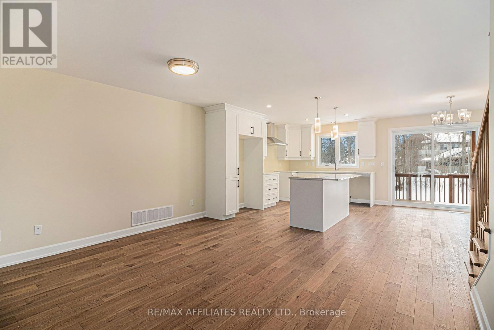 363 VOYAGEUR PLACE Image 5