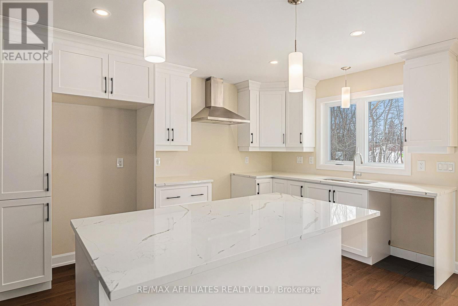 363 VOYAGEUR PLACE Image 7