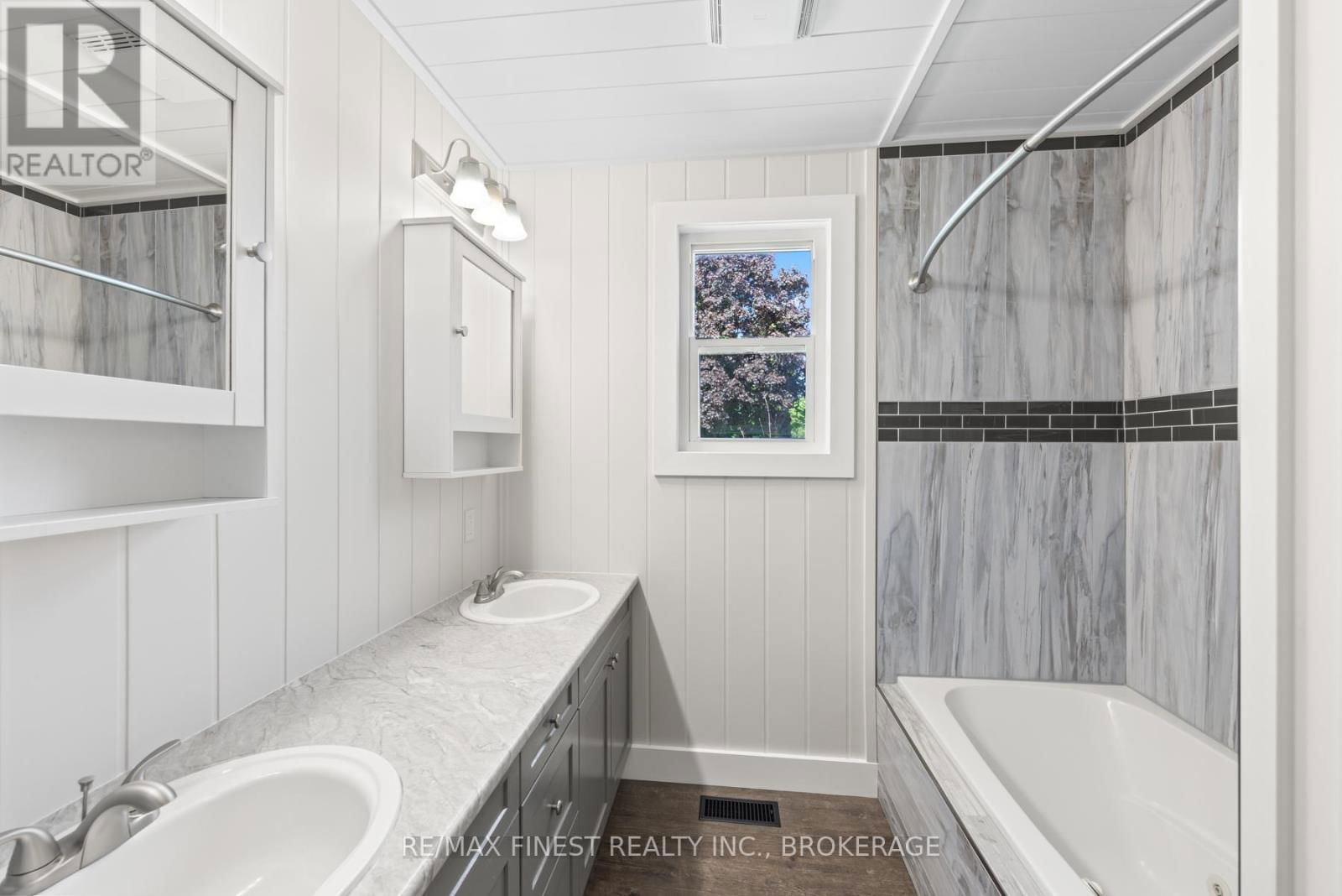 4363 NOTRE DAME STREET Image 24