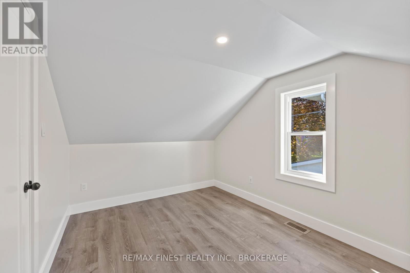 4363 NOTRE DAME STREET Image 32