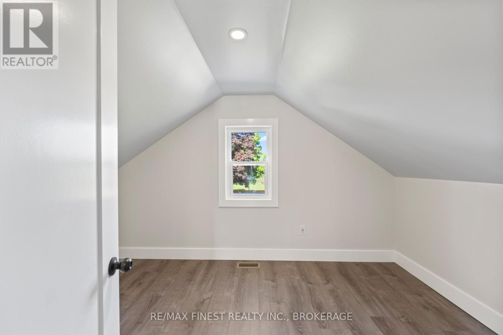 4363 NOTRE DAME STREET Image 34