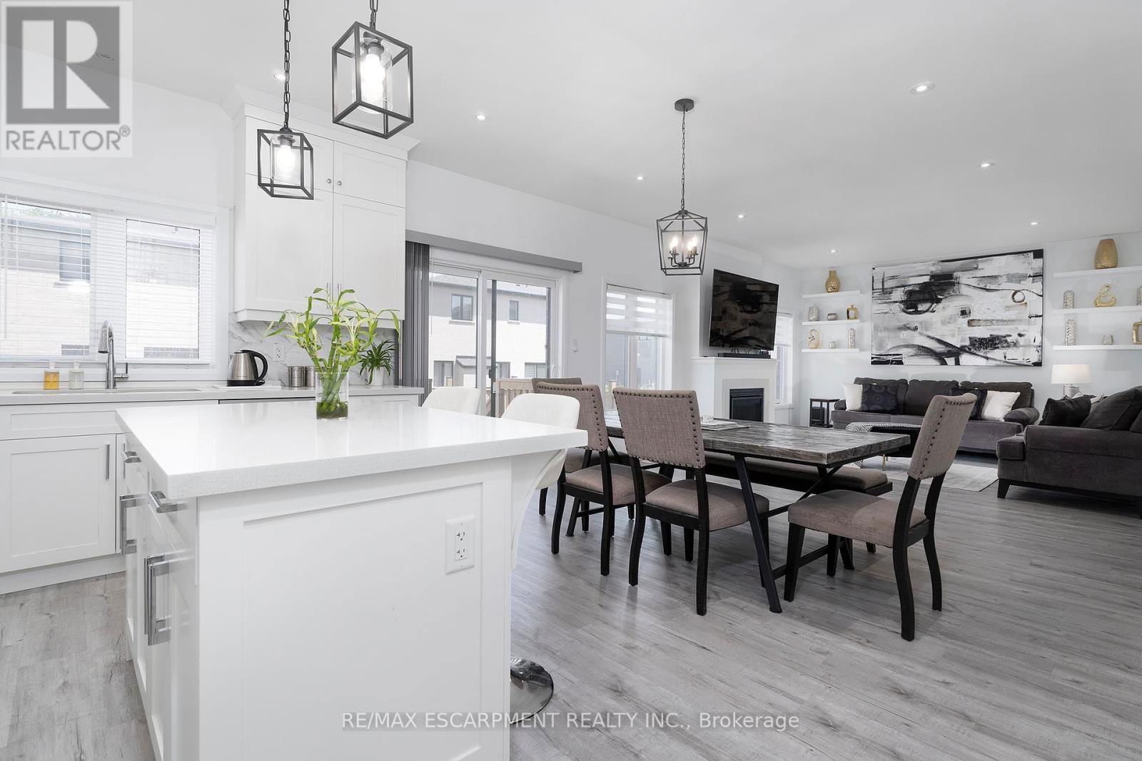 388 KLEIN CIRCLE Image 14